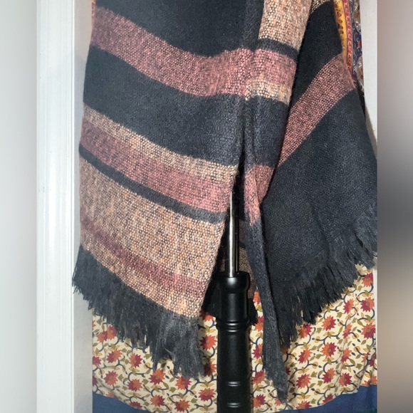 SOLD* American Eagle Black & Brown Poncho OS NWT - Picture 2 of 5
